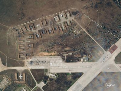 Citra Satelit Ini Tunjukkan 9 Jet Rusia Hancur di Pangkalan Crimea