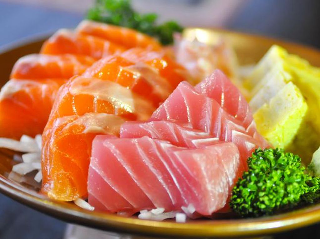 Hukum Makan Ikan Mentah seperti Sashimi dalam Pandangan Islam