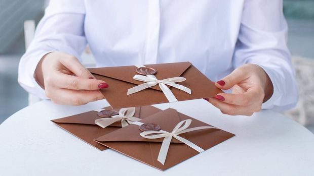 ilustrasi hadiah voucher kupon Gift Certificate, gift voucher or discount. close-up photo of bronze invitation envelope with a ribbon and wax seal, a gift certificate, a card, a wedding invitation card