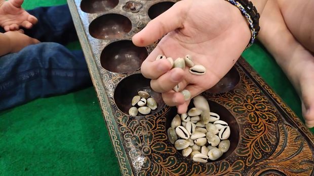 ilustrasi permainan tradisional congklak atau dakon How to Play Congklak, a Traditional Game That Should Not Be Extinct