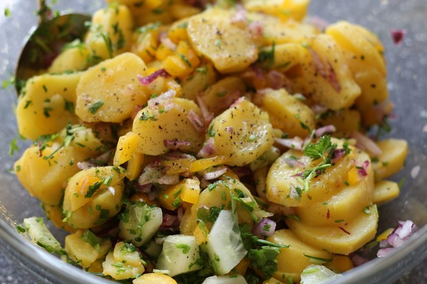 Ilustrasi roasted potato salad/Foto: Pixabay.com/Sinawa Kreasi salad kentang anti bikin perut buncit.
