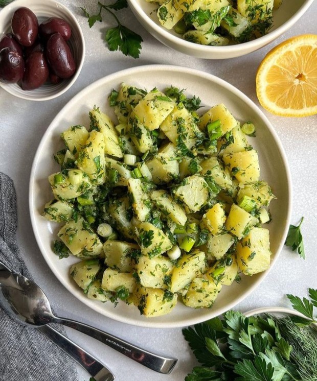 Ilustrasi vegan potato salad/Foto: Instagram.com/miakouppa Kreasi salad kentang anti bikin perut buncit.