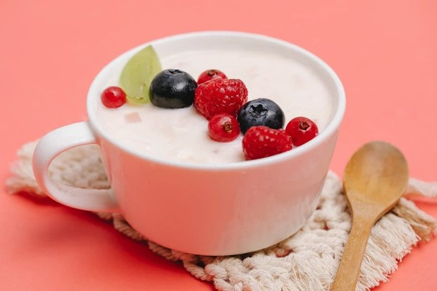 Ilustrasi yogurt dan buah beri