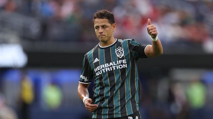 INGLEWOOD, CA - AUGUST 03: Javier Hernández #14 of LA Galaxy reacts after missing a chance to score during Leagues Cup Showcase match between Club Deportiva Guadalajara and Los Angeles Galaxy at SoFi Stadium on August 3, 2022 in Inglewood, California. (Photo by Omar Vega/Getty Images)