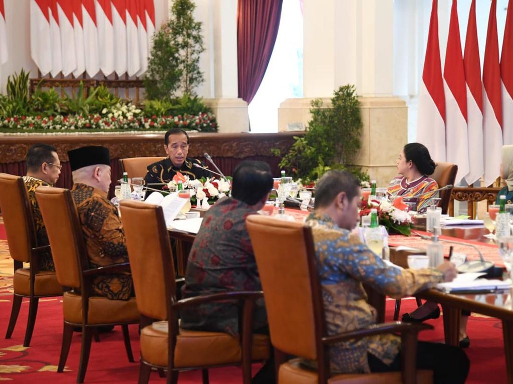 Di Depan Puan, Jokowi Beberkan Krisis Pangan-Beratnya Subsidi BBM 502 T