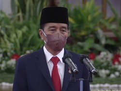 Jokowi Anugerahkan Tanda Kehormatan untuk Ajip Rosidi hingga Mundardjito