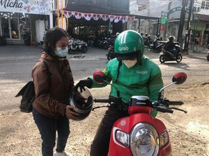 Driver-Pengguna Ojol di Denpasar Tanggapi Kenaikan Tarif Driver-Pengguna Ojol di Denpasar Tanggapi Kenaikan Tarif