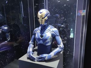 Ada Kostum Pepper Potts di Pameran Marvel, Tapi Kok Cuma Setengah Ya?