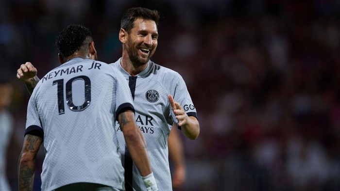 Lionel Messi of PSG celebrates with Neymar after scoring his sides second goal during the Ligue 1 match between Clermont Foot and Paris Saint-Germain at Stade Gabriel Montpied on August 6, 2022 in Clermont-Ferrand, France. (Photo by Jose Breton/Pics Action/NurPhoto via Getty Images)