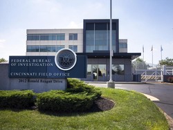 Pria Bersenjata Coba Terobos Markas FBI Tewas dalam Baku Tembak