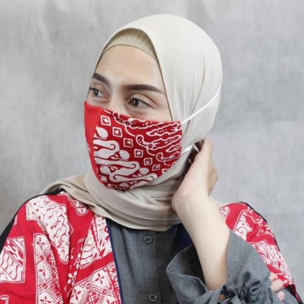 Masker motif batik merah putih untuk melengkapi penampilan di HUT RI