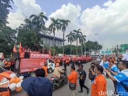Daftar Pemilu, Partai Buruh Longmarch dari Tugu Proklamasi ke Kantor KPU
