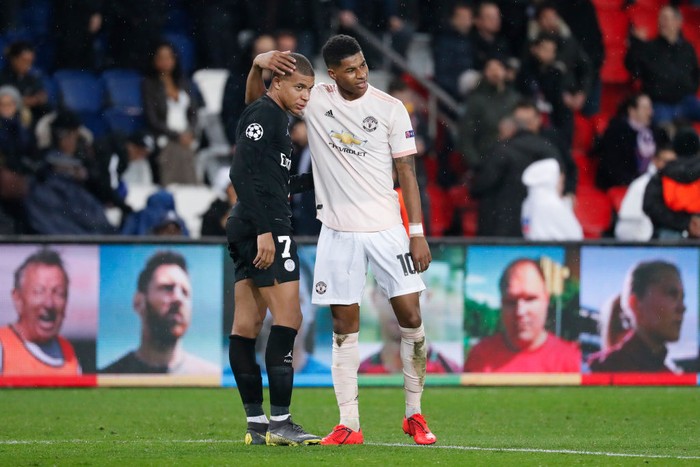 PARIS, FRANCE - MARCH 06: Marcus Rashford #10 of Manchester United shakes the hand of Kylian Mbappe #7 of Paris Saint-Germain after the UEFA Champions League Round of 16 Second Leg match between Paris Saint-Germain and Manchester United at Parc des Princes on March 6, 2019 in Paris, . (Photo by Catherine Steenkeste/Getty Images)