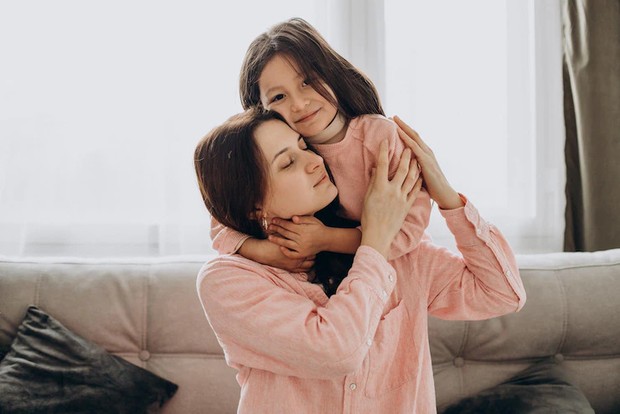 Menanamkan empati dan berpikir positif pada anak/Foto: Freepik/senivpetro