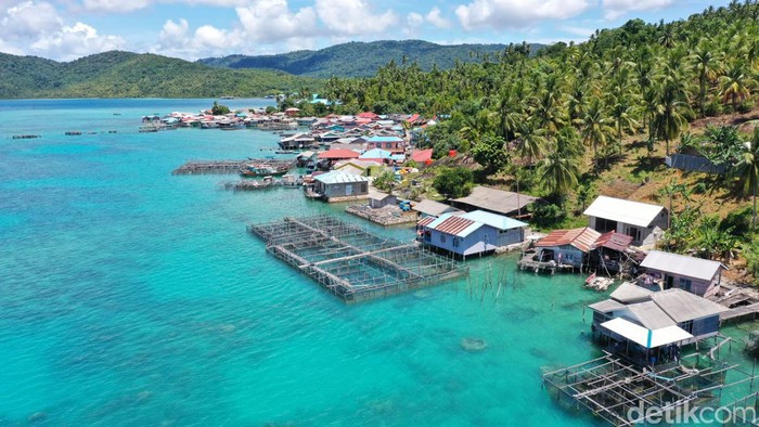 Teras Kapal BRI berlabuh di Desa Telaga Kecil di Kabupaten Kepulauan Anambas, Kepulauan Riau, Senin (1/8/2022). Sebagai kepulauan terluar, Anambas seperti nirwana di perbatasan Laut China Selatan karena memiliki 255 pulau.