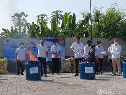 Simak! Ini Bahaya dan Fakta Baju Bekas Impor yang Dimusnahkan Kemendag