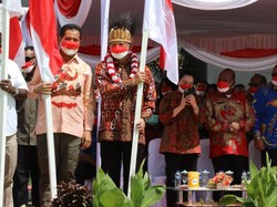 Mendagri Lakukan Penancapan & Pembagian Bendera Merah Putih di Merauke