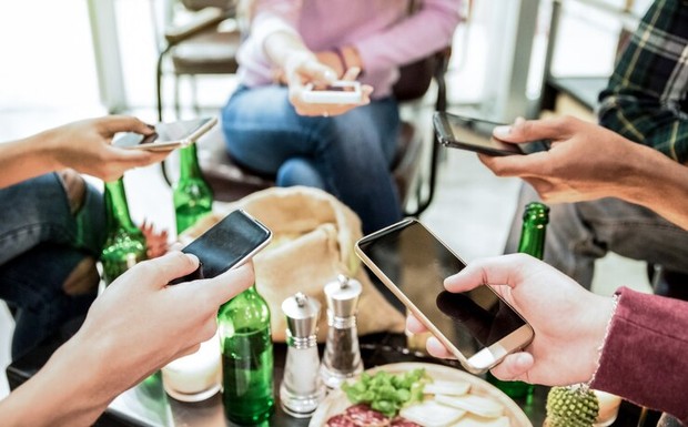 Kecanduan gadget tentulah berakibat toxic karena membuatmu apatis terhadap sekitar.
