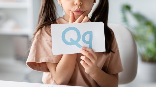 Perbedaan speech delay dan language delay.