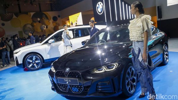 Mewah... BMW Pamer Dua Mobil Listrik di GIIAS 2022