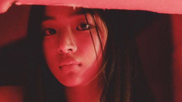 8 Potret Minji NewJeans yang Disebut Mirip Dian Sastrowardoyo di AADC