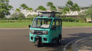 Keren! Mobil Bajaj Listrik Milik Selis Bisa Isi Daya Gratis
