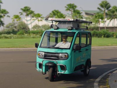 Keren! Mobil Bajaj Listrik Milik Selis Bisa Isi Daya Gratis