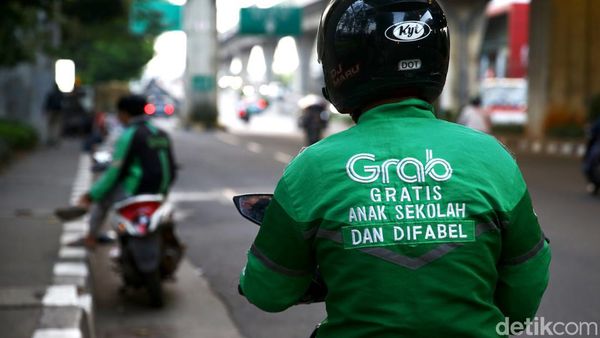 Cerita Abang Ojol Mulia, Gratis Antar Anak Sekolah dan Difabel Setiap Hari
