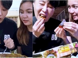 Cicip Martabak Pertama Kalinya, YouTuber Korea Ini Minta Tambah!