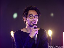 Oslo Ibrahim dan Gaya Nyentrik Androgini di Panggung