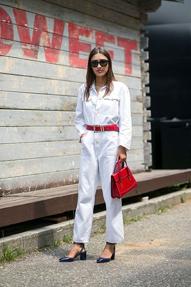 Paduan ikat pinggang merah untuk outfit serba putih