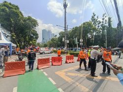 Massa Partai Buruh Long March, Jalan Imam Bonjol Depan Gedung KPU Ditutup