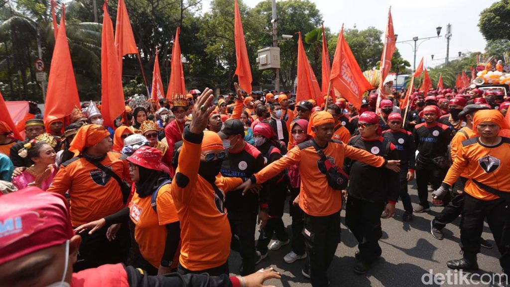 Penampakan Massa Partai Buruh Daftar Pemilu-Penuhi Jalan di Depan KPU