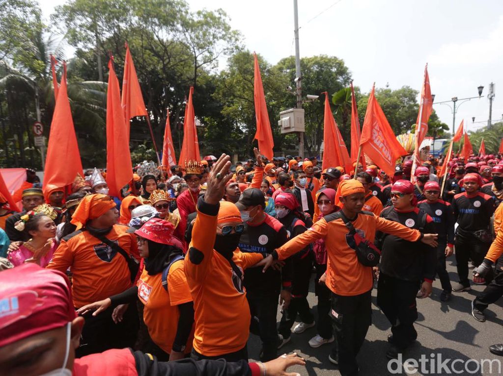 Penampakan Massa Partai Buruh Daftar Pemilu-Penuhi Jalan di Depan KPU