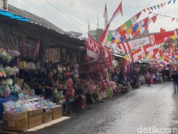 Di Pasar Jatinegara Ada Kue Kering Murmer dan Sate Kambing Maknyus