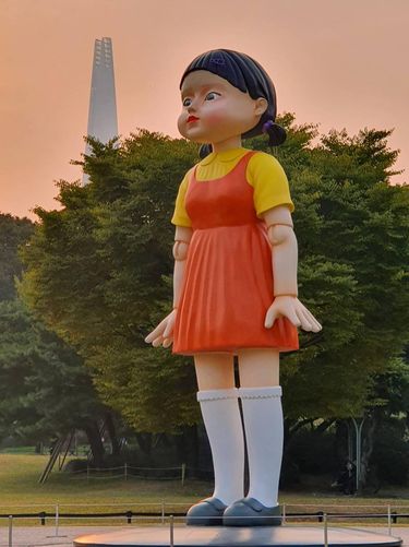 Patung karakter Squid Game di Olympic Park