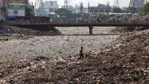 Busyet... Sungai di Bangladesh Ini Jadi Daratan Gegara Sampah