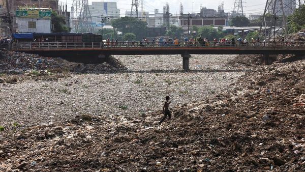 Busyet... Sungai di Bangladesh Ini Jadi Daratan Gegara Sampah