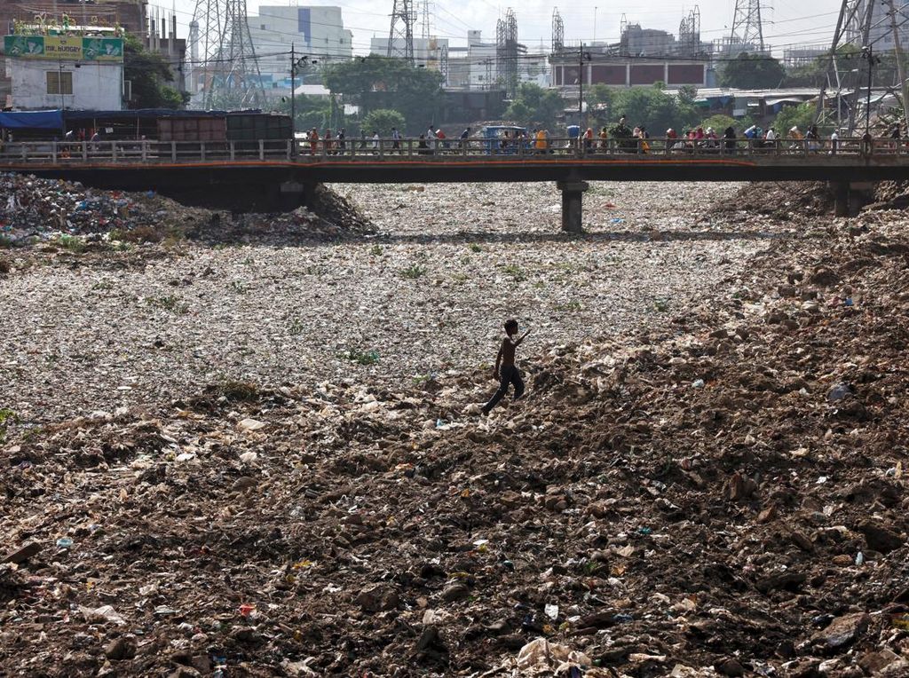 Busyet... Sungai di Bangladesh Ini Jadi Daratan Gegara Sampah