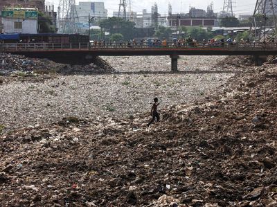 Busyet... Sungai di Bangladesh Ini Jadi Daratan Gegara Sampah