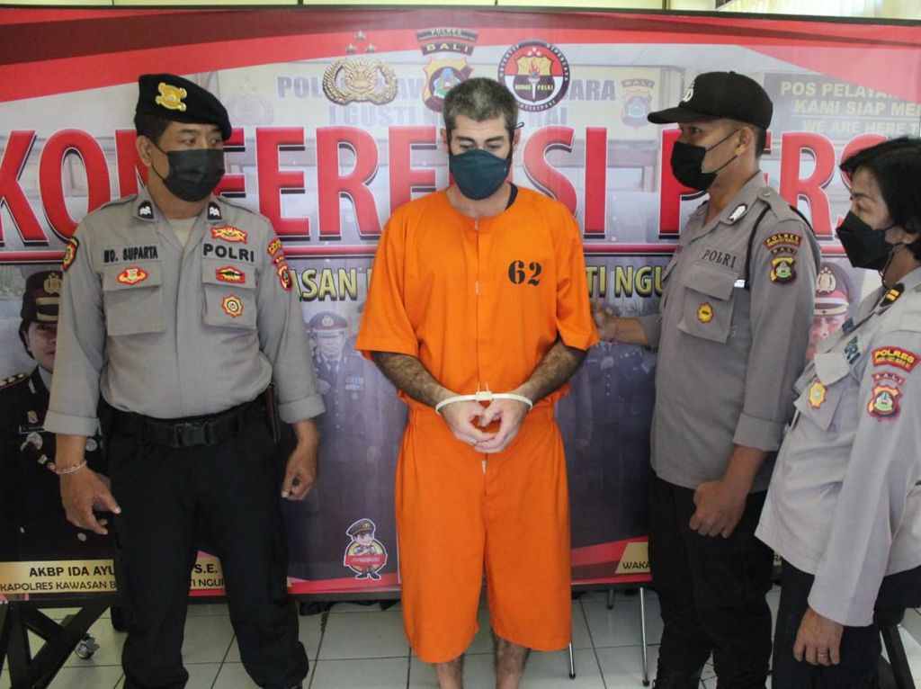 Bawa Cairan Narkotika, Guru Asal AS Ditangkap di Bandara Ngurah Rai