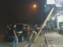 Tersengat Listrik, Huruf Meninggal Saat Pasang Reklame