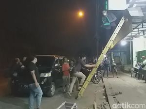 Tersengat Listrik, Huruf Meninggal Saat Pasang Reklame Tersengat Listrik, Huruf Meninggal Saat Pasang Reklame
