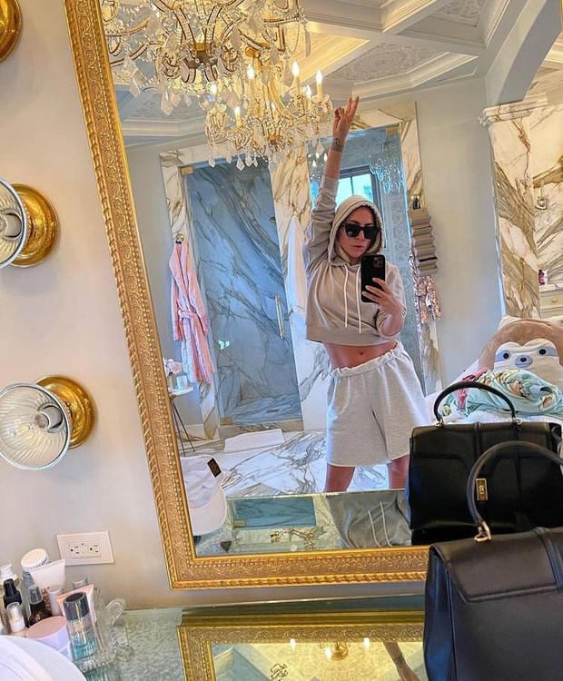 Pose in house/ Foto: Instagram.com/ @ladygaga Pose in house/ Foto: Instagram.com/ @ladygaga