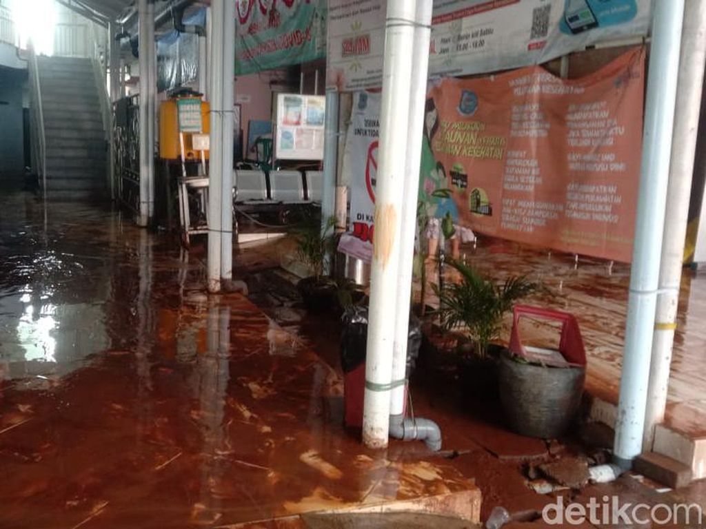Banjir di Puskesmas Rawa Buntu Tangerang Surut, BPBD Singkirkan Lumpur