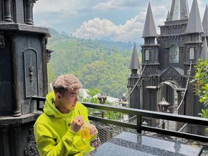 Gaya Keren Roy Kiyoshi saat Nongkrong di Kafe Bergaya Istana