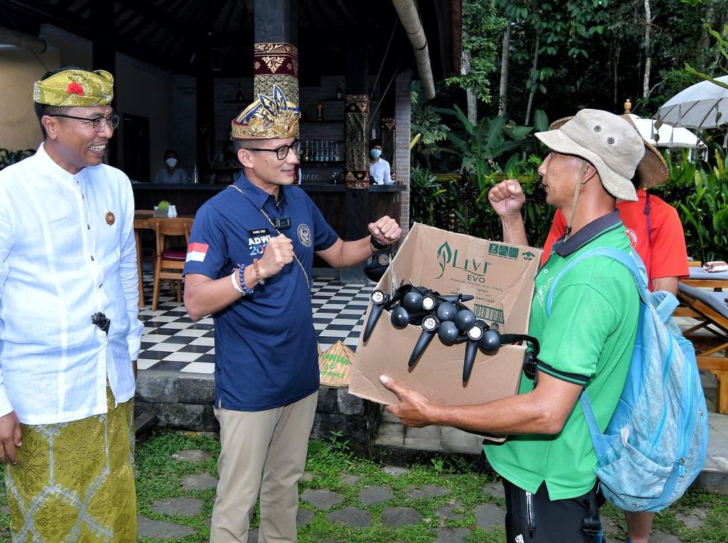 Momen Sandiaga Uno Berikan Trekking Pole untuk Pegiat Wisata di Bali