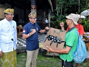 Momen Sandiaga Uno Berikan Trekking Pole untuk Pegiat Wisata di Bali Momen Sandiaga Uno Berikan Trekking Pole untuk Pegiat Wisata di Bali