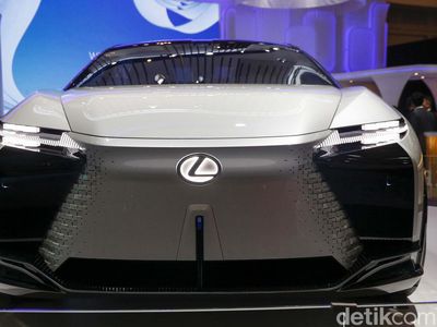 Menggoda, Lexus RX Pamer Kemewahan di GIIAS 2022