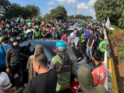 BMW Vs Mercy Kebut-kebutan, Picu Kecelakaan di Tebet!